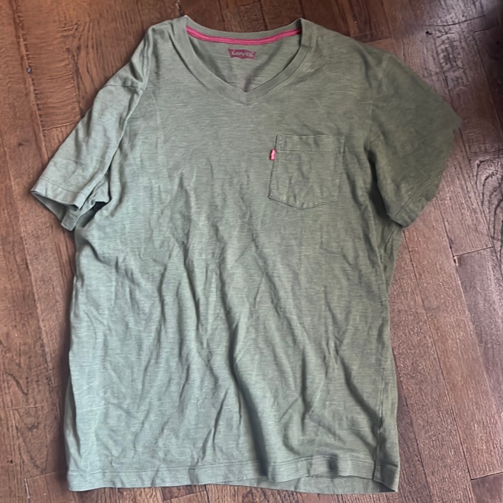 Men’s army green Levi’s tee Size M